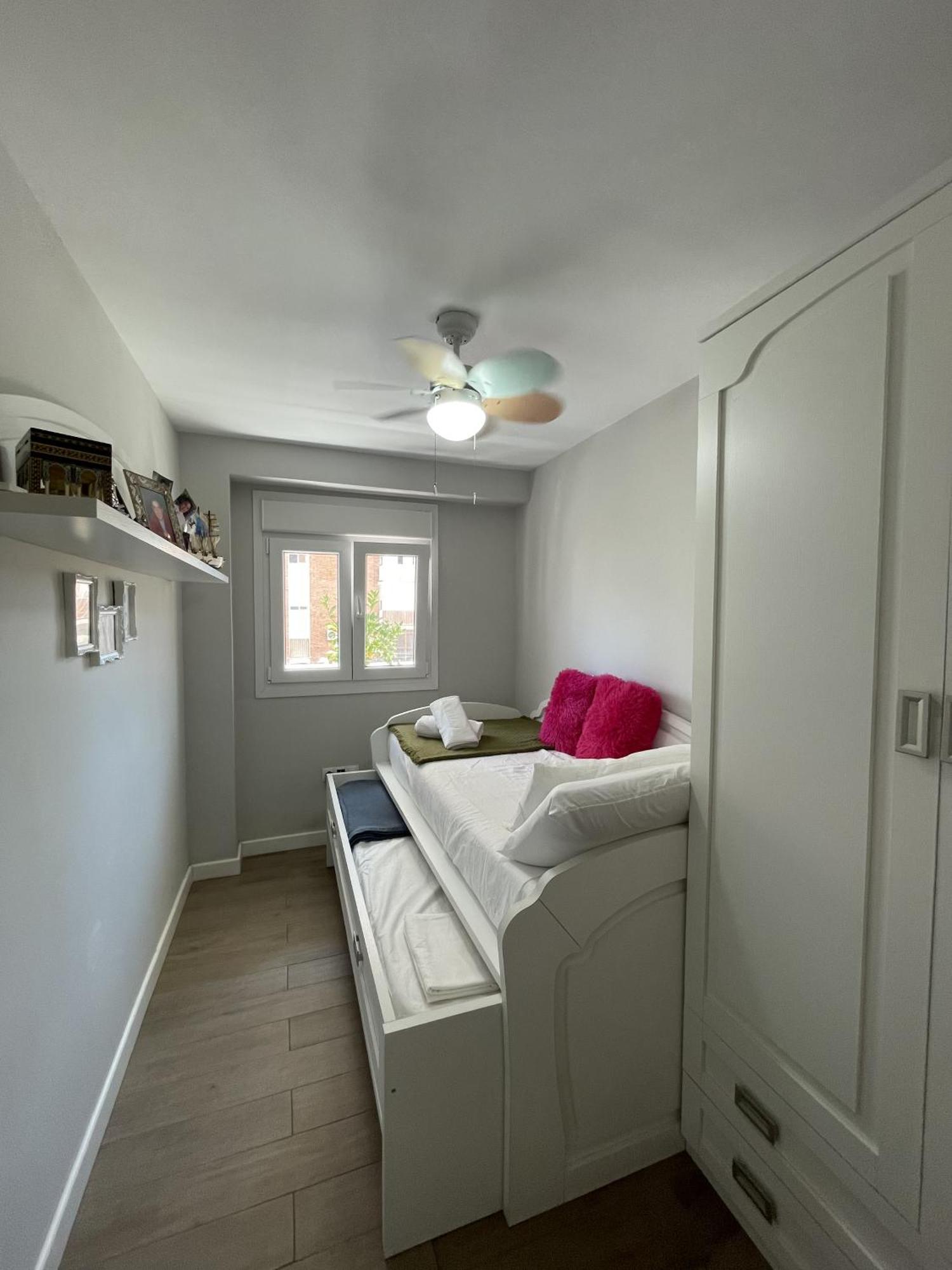 Cozy Room In Stylish Flat Just Steps From The Beach カディス エクステリア 写真