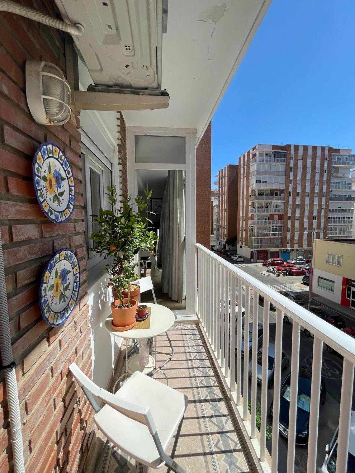 Cozy Room In Stylish Flat Just Steps From The Beach カディス エクステリア 写真