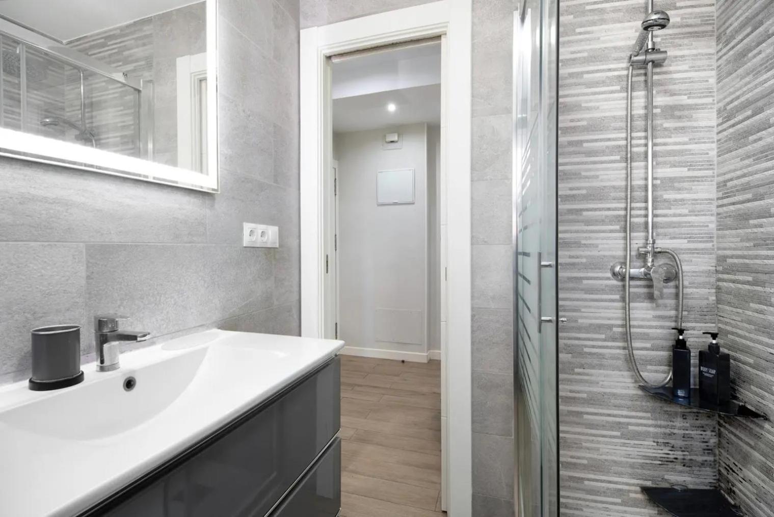 Cozy Room In Stylish Flat Just Steps From The Beach カディス エクステリア 写真