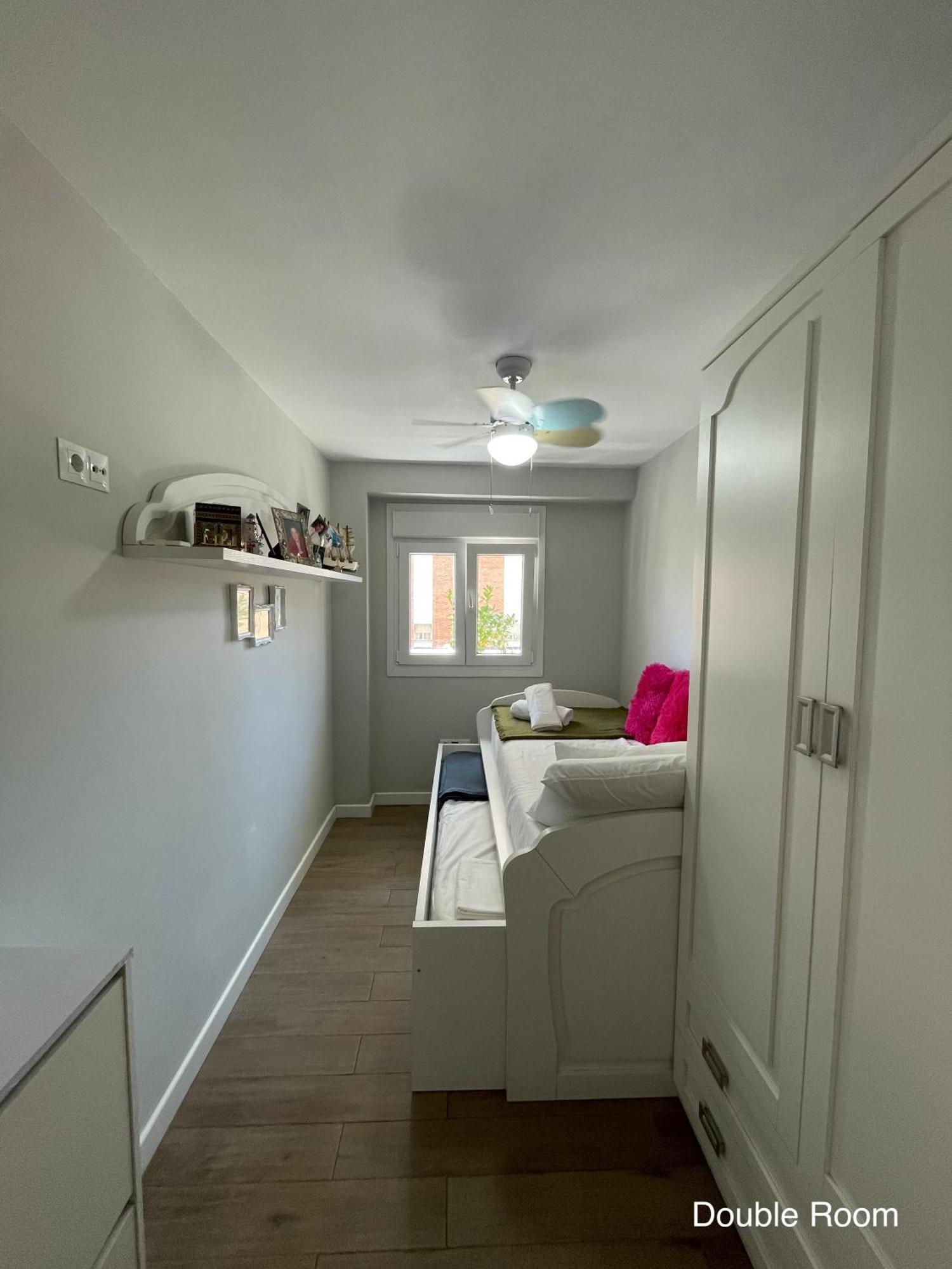 Cozy Room In Stylish Flat Just Steps From The Beach カディス エクステリア 写真