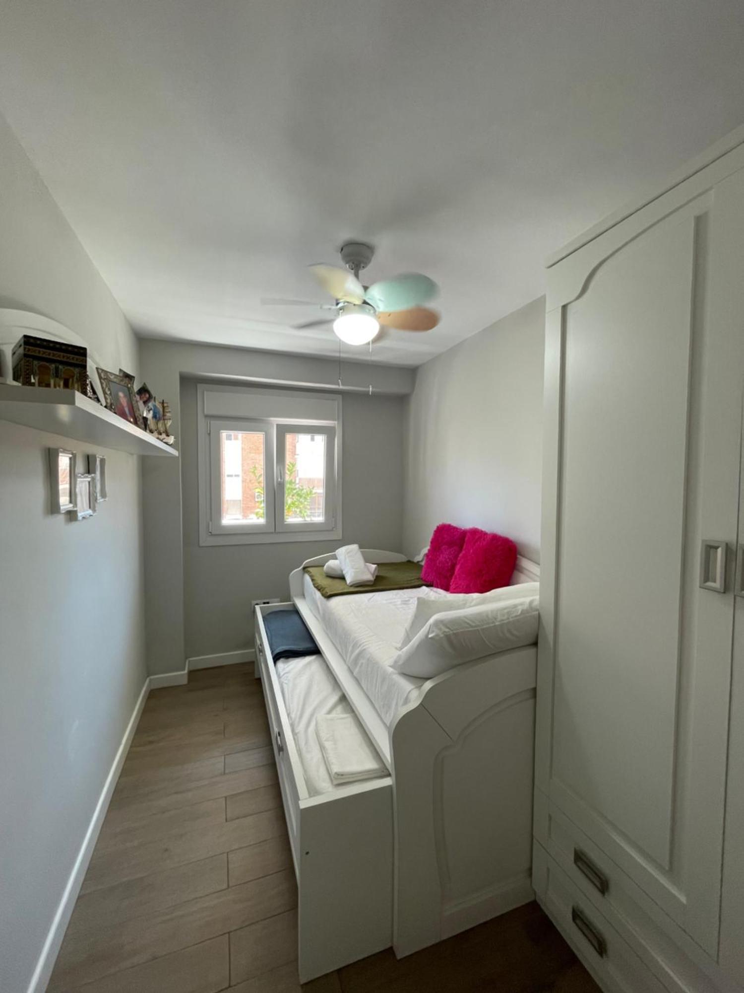 Cozy Room In Stylish Flat Just Steps From The Beach カディス 部屋 写真